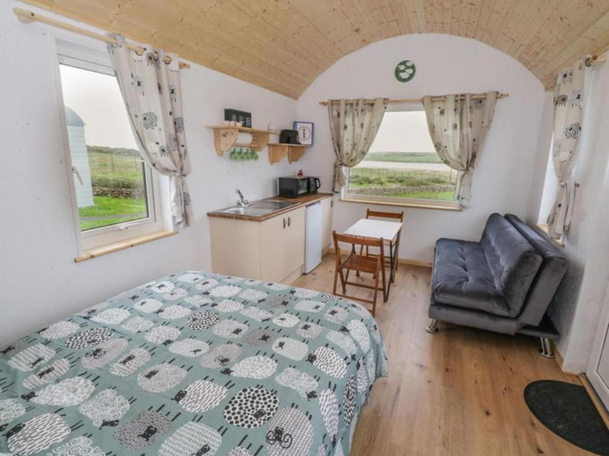 The Snuggly Sheep Shepherd Hut Farm Stay Ballyshannon Exterior foto